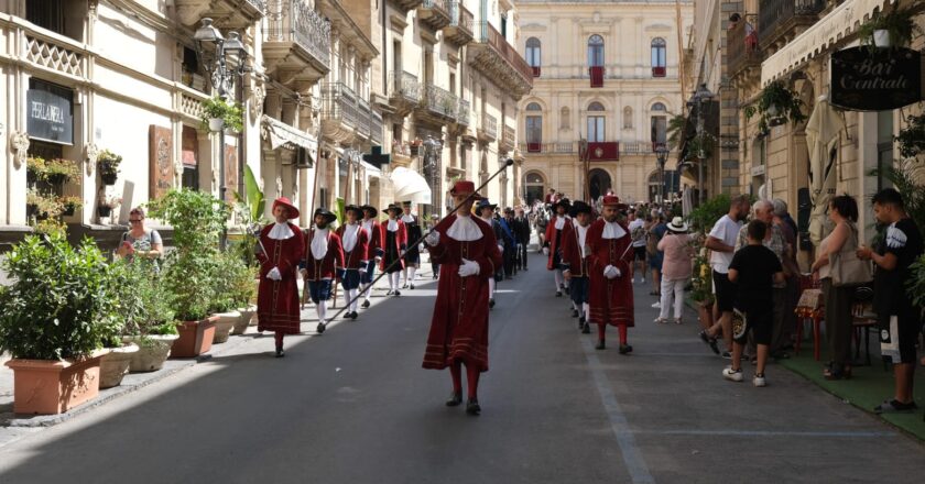 Caltagirone: il corteo storico del Senato Civico apre la processione per Maria Santissima di Conadomini