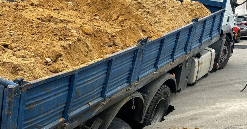 Caltagirone, camion sprofonda in via Escuriales: si apre una voragine sotto l’asfalto