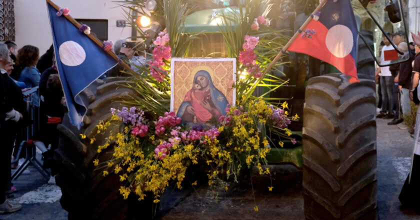 Caltagirone, torna il tradizionale corteo della “Rusedda”: agricoltura, folklore e devozione in festa