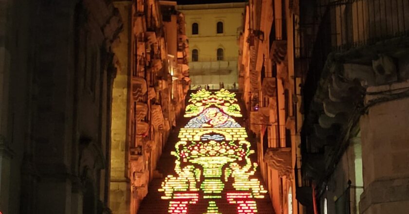 2 Giugno – Festa della Repubblica a Caltagirone: Edizione Straordinaria della Scala Illuminata, Mostra dei Partigiani e Corona al Monumento