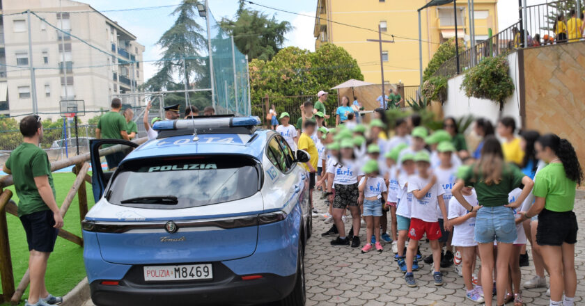 La Polizia di Stato incontra i ragazzi del Grest della Parrocchia “Madonna della Via” di Caltagirone: un momento di festa all’insegna della legalità