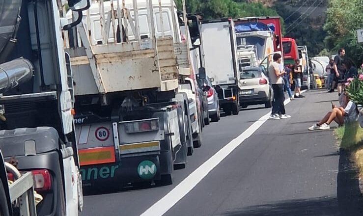 Catania-Messina: Traghetti e ritardi per un camion ribaltato