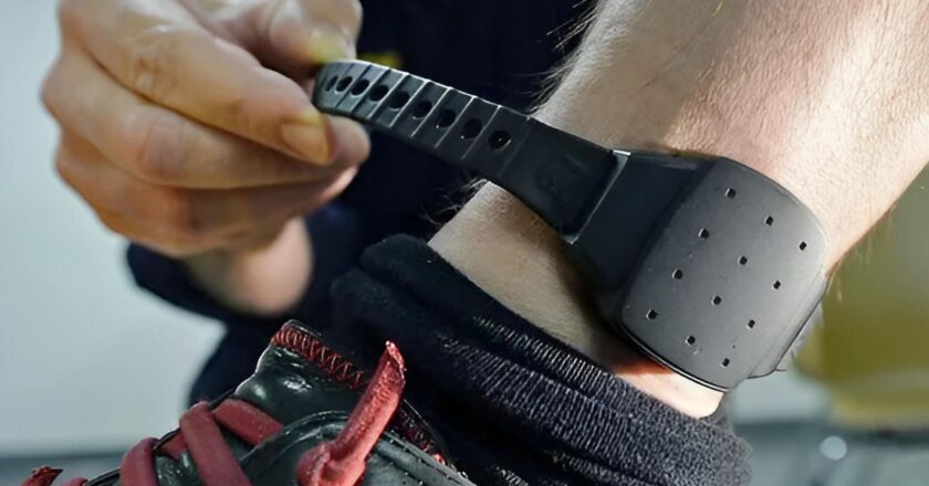 Vittoria, maltrattava la compagna malata: braccialetto elettronico per un tunisino