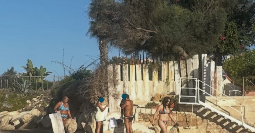 Da Roma a Punta Secca: Due donne, una spiaggia, un gesto d’amore