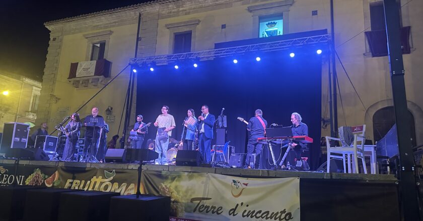 Licodia Eubea accoglie Mario Venuti, la Band Open Group e Claudio Casisa: musica e comicità alla Festa dell’Uva