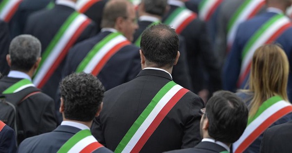 Sindaci Contro. In 270 firmano l’appello per il NO promosso da ALI