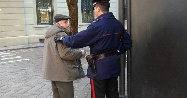 La banda del finto nipote e le truffe gli anziani. Arrestate 5 persone tra Roma e Napoli