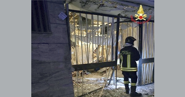 Forte esplosione stanotte in un portone di via Statilio Ottato a Roma