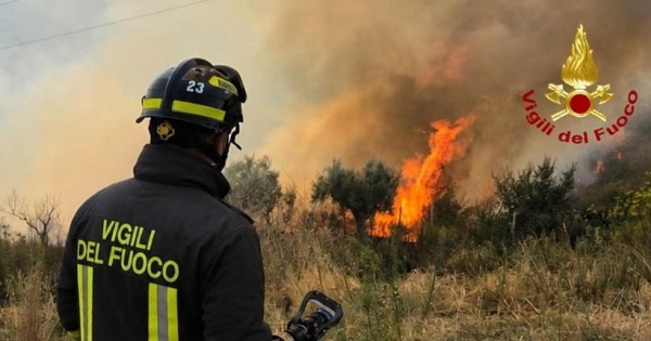 Vasto incendio a Nord della Capitale nei pressi di Porta di Roma e Gra