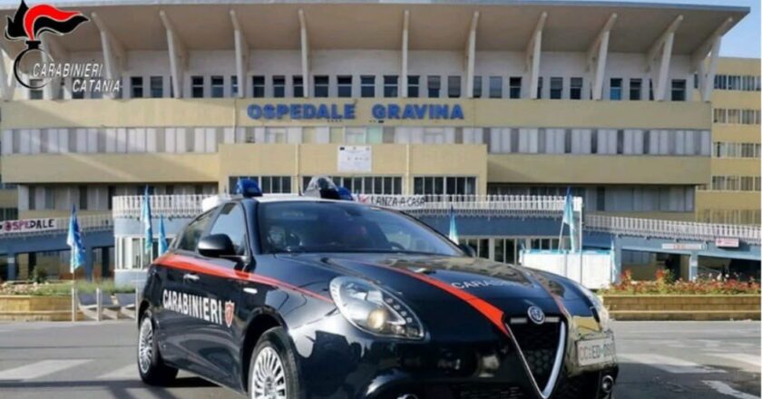 Ospedale di Caltagirone, aggredisce un medico e danneggia computer e telefono: arrestato 28enne
