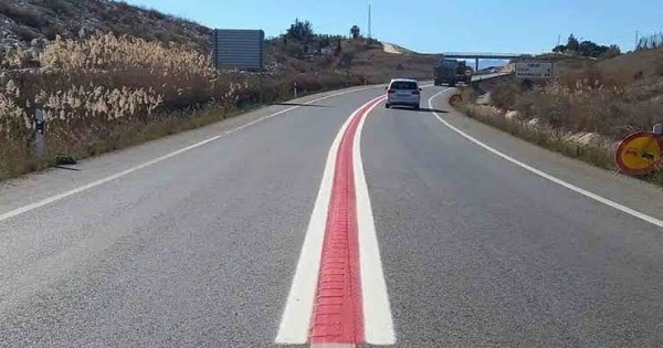 Ecco cosa vuol dire quella striscia rossa sull’asfalto