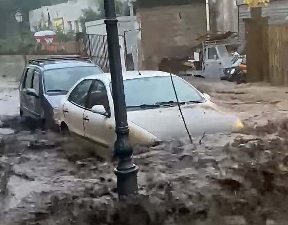 Maltempo in Sicilia, allerta arancione sull’Isola: trombe marine a Marsala e allagamenti a Lipari