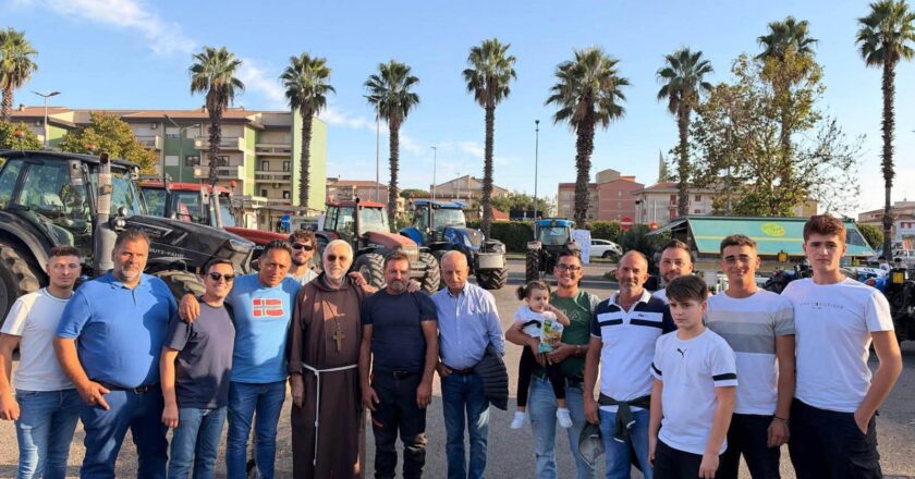 Caltagirone, il vescovo Calogero Peri al presidio dei lavoratori: «La Chiesa non può restare indifferente»